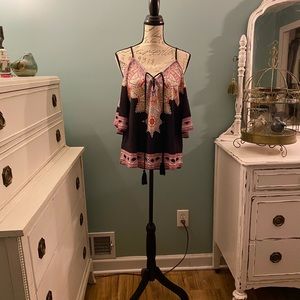 Black print blouse, keyhole shoulders. Medium